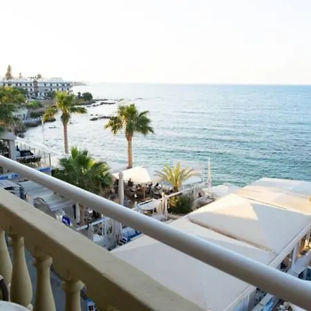 Beachfront Penthouse Studio شقة